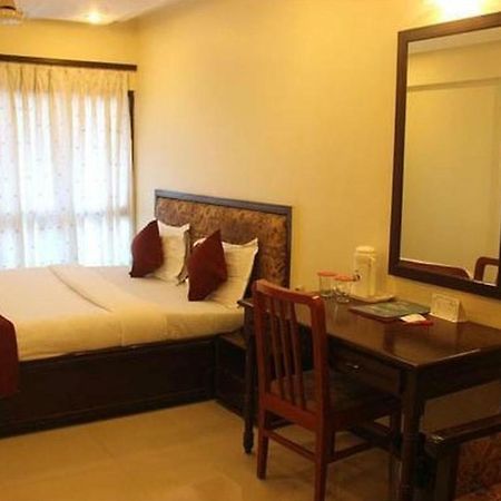 P M Regency Hotel Vadodara Exterior foto