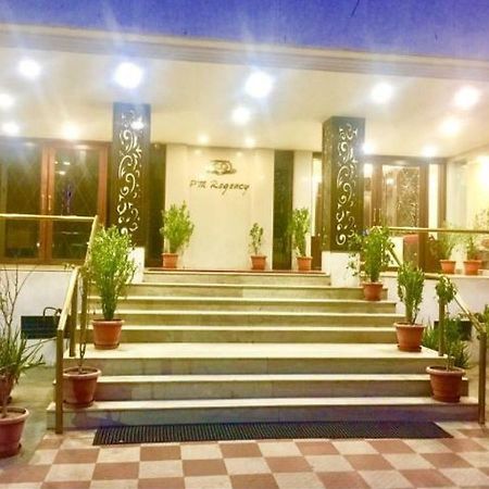 P M Regency Hotel Vadodara Exterior foto