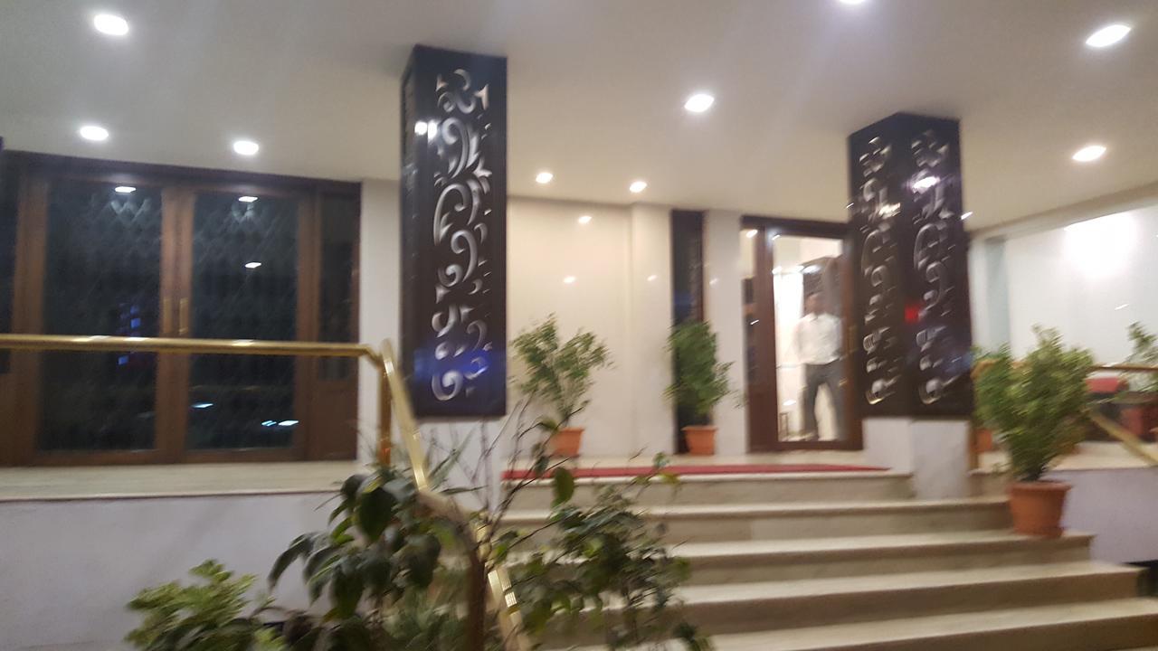 P M Regency Hotel Vadodara Exterior foto