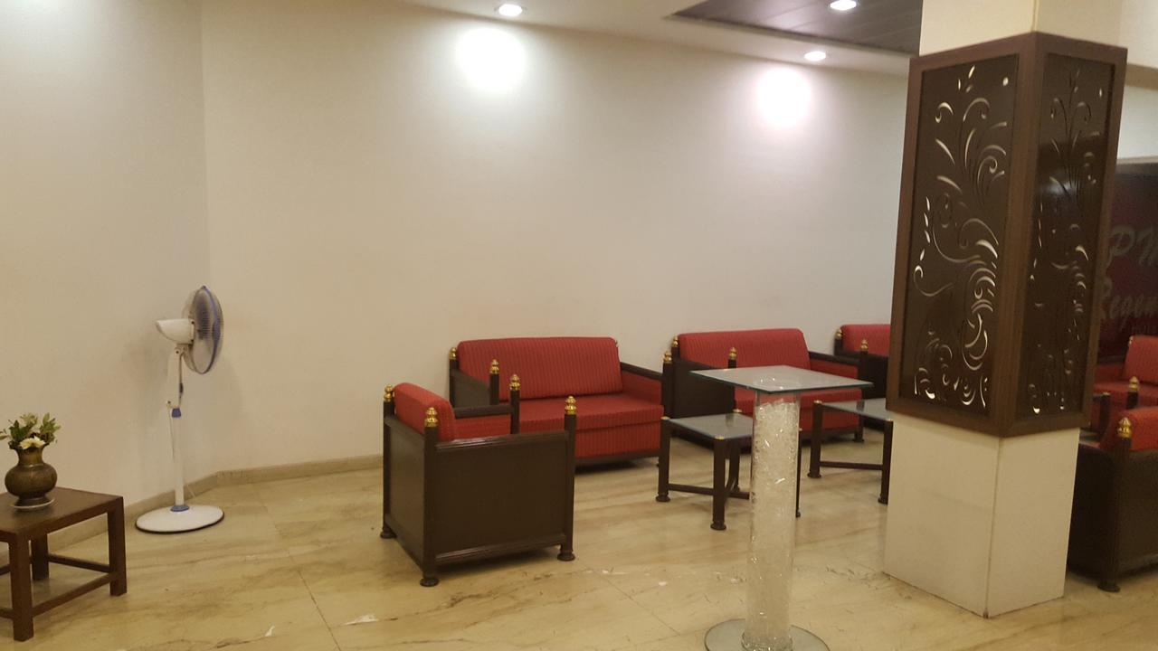P M Regency Hotel Vadodara Exterior foto