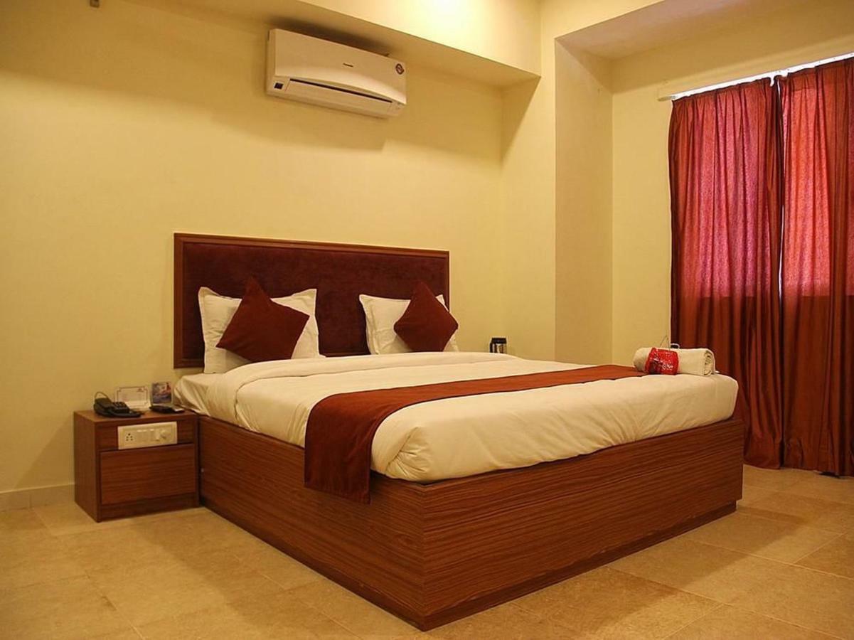 P M Regency Hotel Vadodara Exterior foto