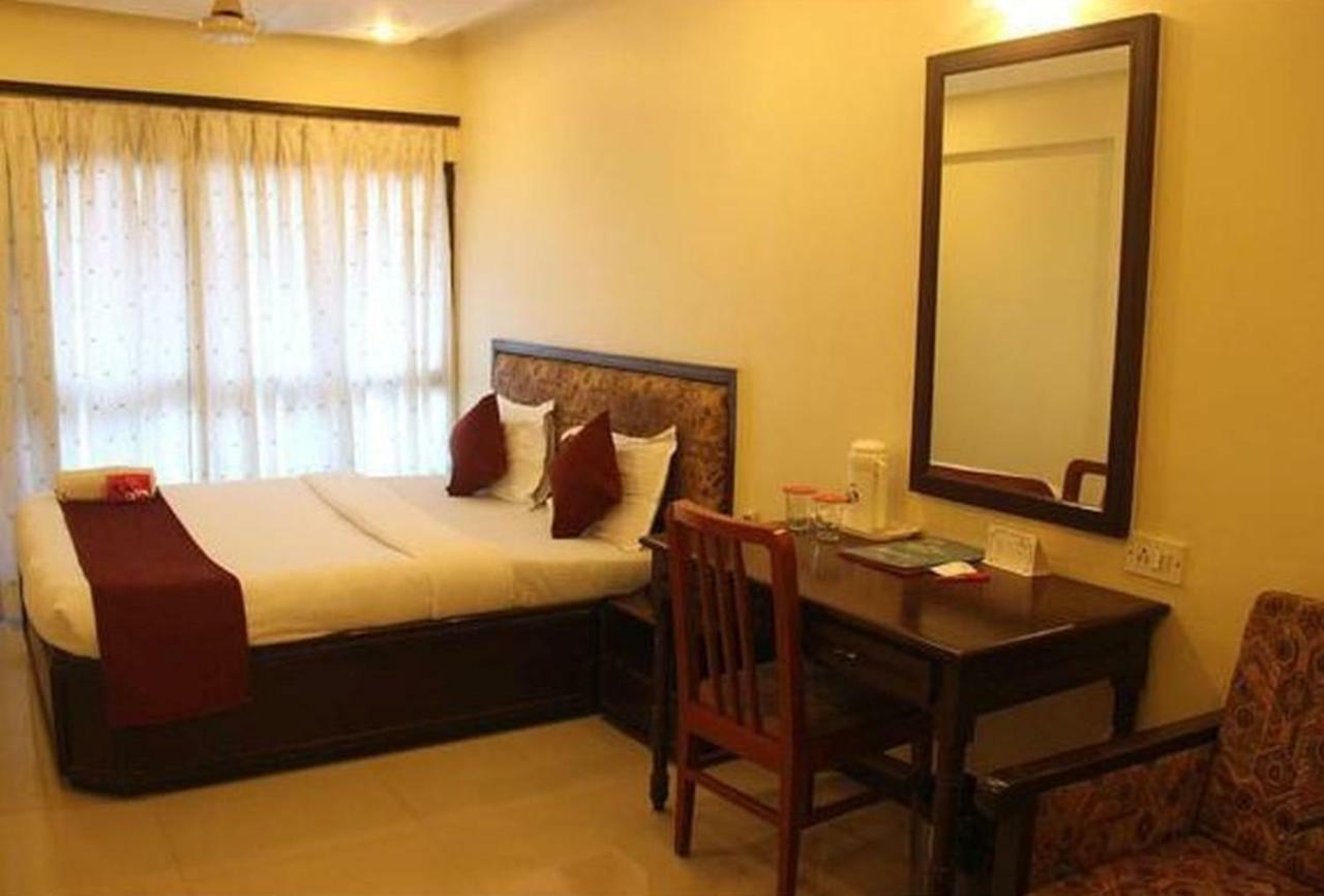 P M Regency Hotel Vadodara Exterior foto