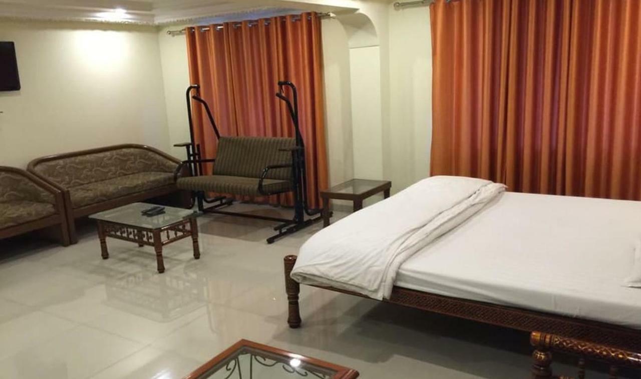 P M Regency Hotel Vadodara Exterior foto